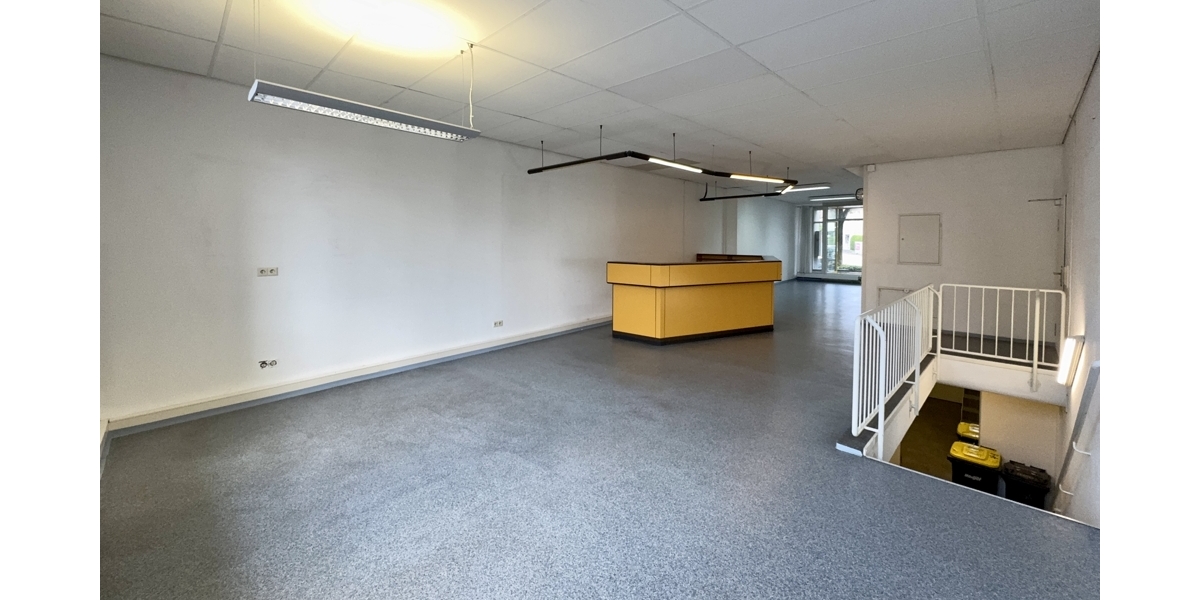 Raum 1 Obergeschoss - Blick Abgang u. Theke
